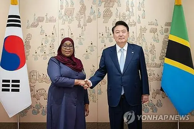 握手する尹大統領（右）とハッサン大統領（韓国大統領室提供）＝（聯合ニュース）≪転載・転用禁止≫