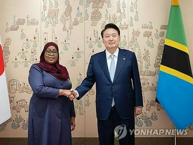 握手する尹大統領（右）とハッサン大統領（韓国大統領室提供）＝（聯合ニュース）≪転載・転用禁止≫