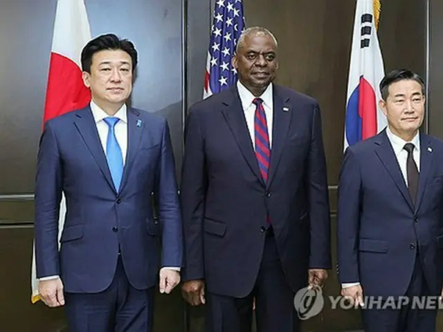 韓国の申源湜国防部長官（右）は２日、訪問先のシンガポールで米国のオースティン国防長官（中央）、日本の木原稔防衛相と韓米日会談を行った。会談前に記念撮影する３氏＝２日、シンガポール（聯合ニュース）