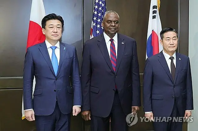 韓国の申源湜国防部長官（右）は２日、訪問先のシンガポールで米国のオースティン国防長官（中央）、日本の木原稔防衛相と韓米日会談を行った。会談前に記念撮影する３氏＝２日、シンガポール（聯合ニュース）