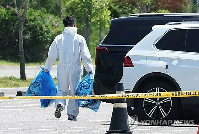 京畿道始興市のショッピングモールの駐車場で見つかった風船の残骸を回収する関係者＝２日、始興（聯合ニュース）