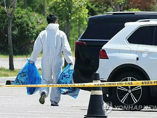 京畿道始興市のショッピングモールの駐車場で見つかった風船の残骸を回収する関係者＝２日、始興（聯合ニュース）