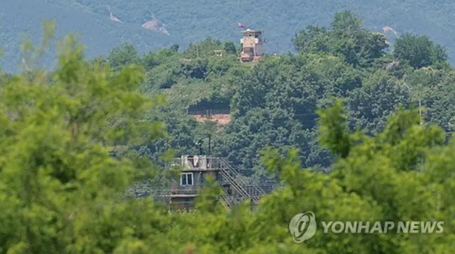 南北軍事境界線を挟んで向かい合っている韓国と北朝鮮の監視所＝４日、坡州（聯合ニュース）