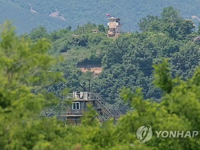 南北軍事境界線を挟んで向かい合っている韓国と北朝鮮の監視所＝４日、坡州（聯合ニュース）