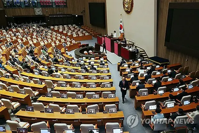 第２２代国会の初の本会議が開かれた＝５日、ソウル（聯合ニュース）