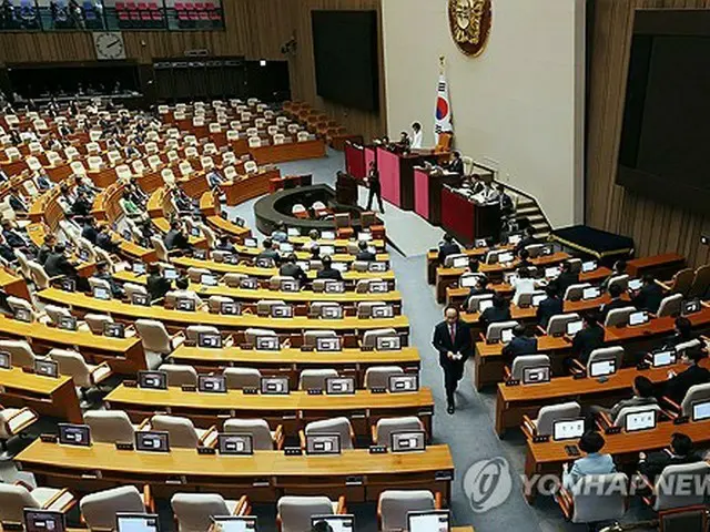 第２２代国会の初の本会議が開かれた＝５日、ソウル（聯合ニュース）