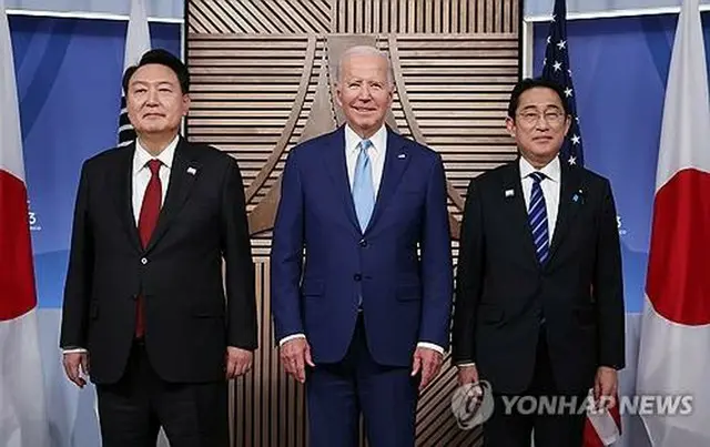 左から韓国の尹錫悦（ユン・ソクヨル）大統領、米国のバイデン大統領、日本の岸田文雄首相（資料写真）＝（聯合ニュース）