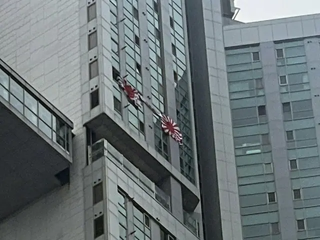 旭日旗が掲げられた釜山市内の建物＝（聯合ニュース）