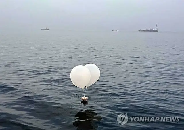 ９日午前、韓国西部の仁川沖で見つかった風船（セブンスター号提供）＝（聯合ニュース）≪転載・転用禁止≫