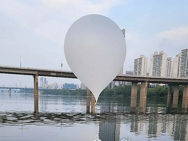 ９日、ソウルを流れる漢江にかかる蚕室大橋付近に落下した北朝鮮の風船（同本部提供）＝（聯合ニュース）≪転載・転用禁止≫