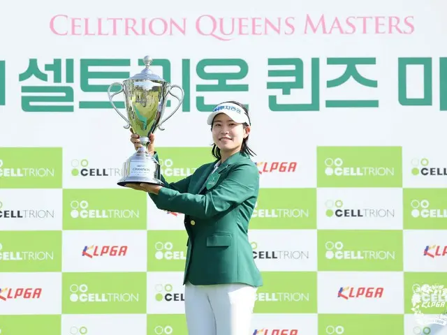 優勝トロフィーを持っているパク・ミンジ（写真：KLPGA）