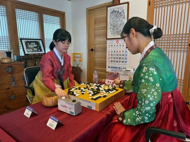 韓国の伝統衣装「韓服」を着て対局する仲邑三段（左）と呉九段（韓国棋院提供）＝（聯合ニュース）≪転載・転用禁止≫