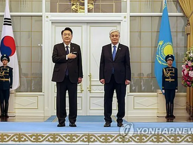 歓迎式典に出席した韓国の尹大統領（左）とカザフスタンのトカエフ大統領＝１２日、アスタナ（聯合ニュース）