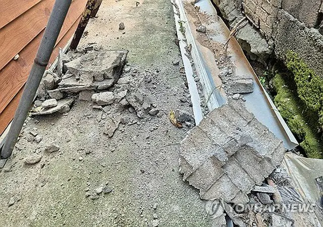 地震で崩れた建物の塀（全北消防本部提供）＝（聯合ニュース）≪転載・転用禁止≫