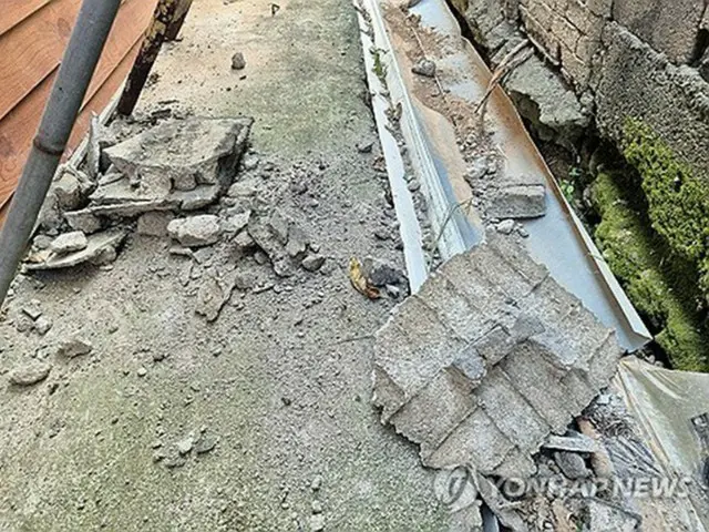 地震で崩れた建物の塀（全北消防本部提供）＝（聯合ニュース）≪転載・転用禁止≫