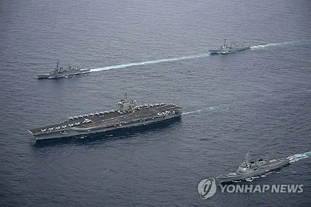 ４月１１日、韓国南部の済州島の南の公海上で実施された訓練に参加した米原子力空母「セオドア・ルーズベルト」（中央、韓国海軍提供）＝（聯合ニュース）≪転載・転用禁止≫