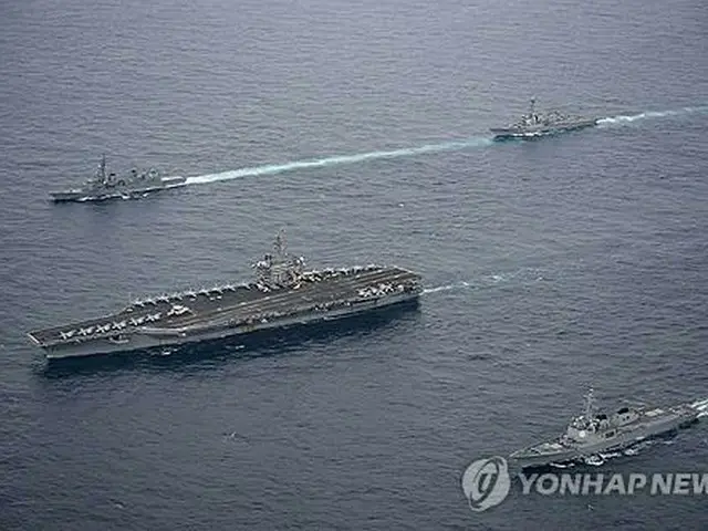 ４月１１日、韓国南部の済州島の南の公海上で実施された訓練に参加した米原子力空母「セオドア・ルーズベルト」（中央、韓国海軍提供）＝（聯合ニュース）≪転載・転用禁止≫