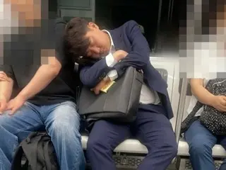 地下鉄で熟睡する姿を写真に撮られた李俊錫改革新党議員「肩を貸してくれたあの方、仕事帰りに面倒をかけて申し訳ない」＝韓国