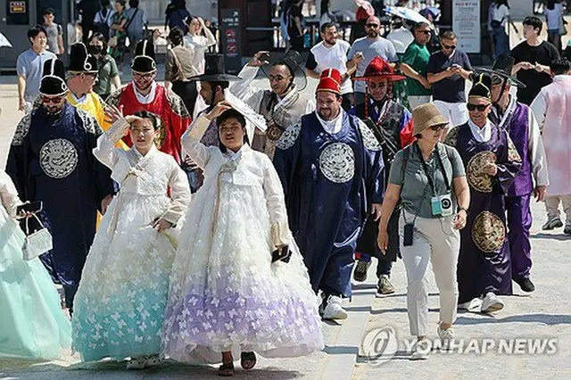 ソウルにある朝鮮王朝時代の宮殿、景福宮を訪れた外国人観光客＝１３日、ソウル（聯合ニュース）