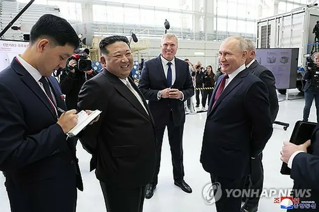 昨年９月、ロシアを訪問した北朝鮮の金正恩（キム・ジョンウン）国務委員長（朝鮮労働党総書記、左から２人目）と談笑するプーチン氏＝（朝鮮中央通信＝聯合ニュース）≪転載・転用禁止≫