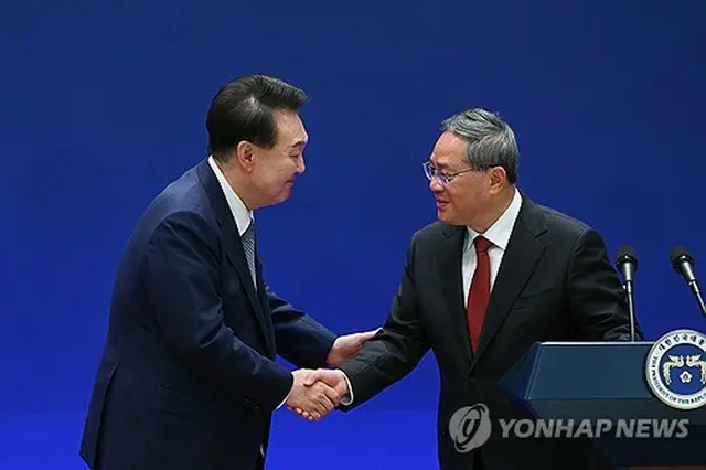 先月行われた会談で握手を交わす韓国の尹錫悦（ユン・ソクヨル）大統領（左）と中国の李強首相（大統領室提供）＝（聯合ニュース）≪転載・転用禁止≫