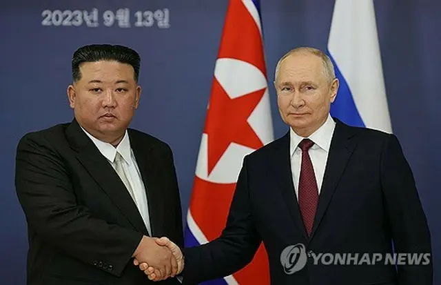 昨年９月に首脳会談を行った金正恩氏（左）とプーチン氏＝（聯合ニュース）≪転載・転用禁止≫