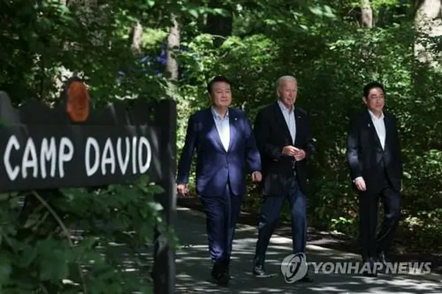 昨年８月、米大統領山荘のキャンプデービッドで首脳会談を行った（左から）韓国の尹錫悦（ユン・ソクヨル）大統領、バイデン米大統領、日本の岸田文雄首相（共同取材）＝（聯合ニュース）