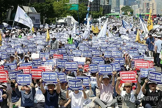 総決起大会に参加した医師ら＝１８日、ソウル（聯合ニュース）