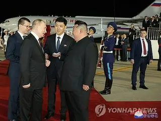 プーチン大統領が平壌到着　金正恩氏が空港で出迎え