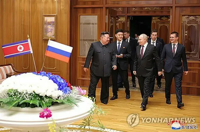 北朝鮮の朝鮮中央通信は１９日、ロシアのプーチン大統領（手前右）が平壌に到着し、金正恩氏（同左）が出迎えたと報じた＝（朝鮮中央通信＝聯合ニュース）≪転載・転用禁止≫