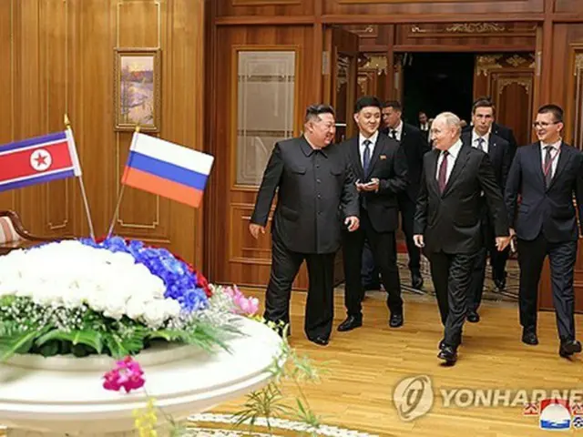 北朝鮮の朝鮮中央通信は１９日、ロシアのプーチン大統領（手前右）が平壌に到着し、金正恩氏（同左）が出迎えたと報じた＝（朝鮮中央通信＝聯合ニュース）≪転載・転用禁止≫