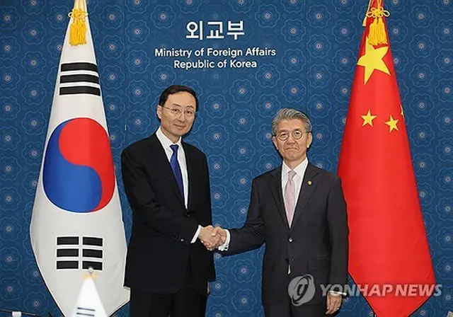 外交安全保障対話で握手を交わす韓国外交部の金烘均第１次官（右）と中国外務省の孫偉東次官＝１８日、ソウル（聯合ニュース）