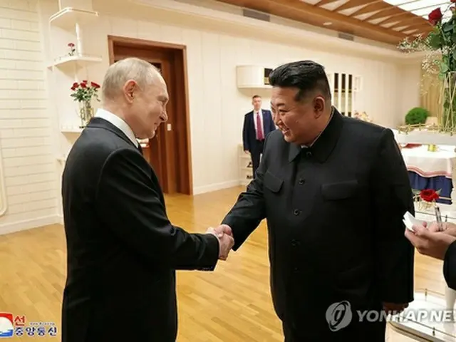 １９日未明、平壌に到着したプーチン氏（左）と握手する金正恩氏＝（朝鮮中央通信＝聯合ニュース）≪転載・転用禁止≫