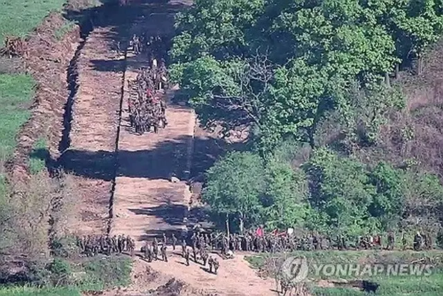 戦線地域で道路の補強作業を行う北朝鮮軍（韓国軍合同参謀本部提供）＝（聯合ニュース）≪転載・転用禁止≫