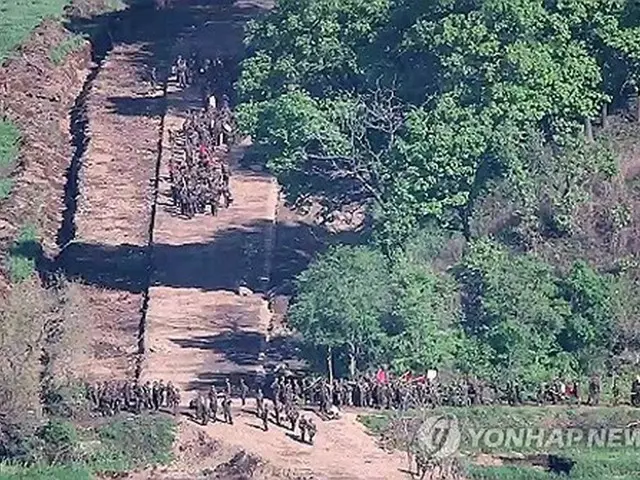 戦線地域で道路の補強作業を行う北朝鮮軍（韓国軍合同参謀本部提供）＝（聯合ニュース）≪転載・転用禁止≫