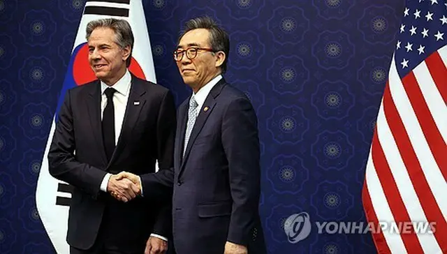 ３月にソウルで韓米外相会談を行った趙兌烈・外交部長官（右）とブリンケン国務長官（共同取材）＝（聯合ニュース）