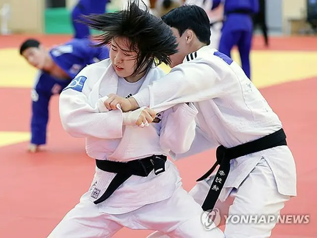 鎮川選手村で１３日に開かれたメディア向けイベントで技を披露する在日韓国人の柔道女子韓国代表、許海実（ホ・ミミ）＝（聯合ニュース）