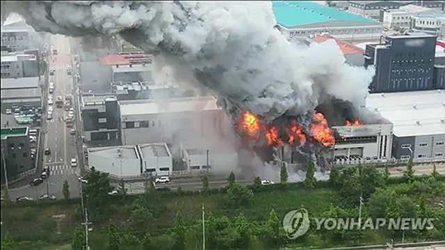 炎を上げて燃える工場（読者提供）＝（聯合ニュース）≪転載・転用禁止≫