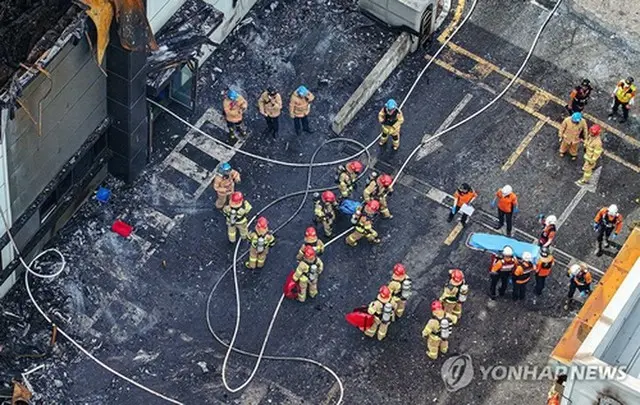 火災が発生した京畿道華城市にある電池メーカーの工場＝２４日、華城（聯合ニュース）