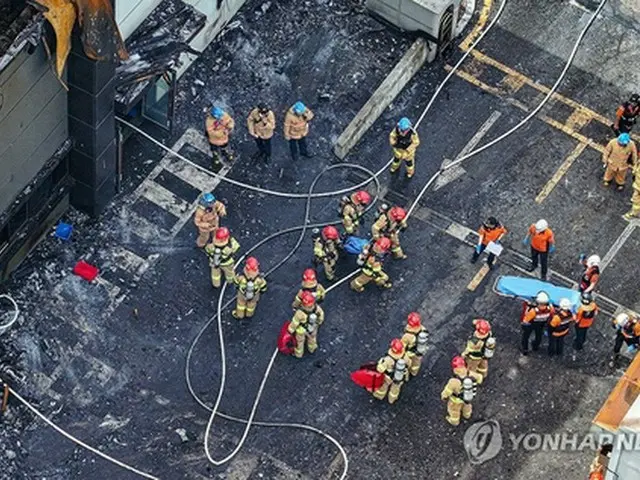 火災が発生した京畿道華城市にある電池メーカーの工場＝２４日、華城（聯合ニュース）