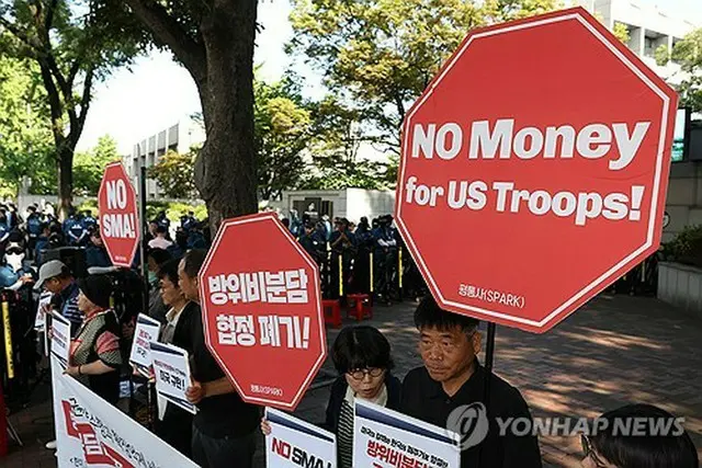 会合が行われる韓国国防研究院の前では、ＳＭＡの締結に反対する市民団体が交渉の中止を求めて記者会見を行った＝２５日、ソウル（聯合ニュース）