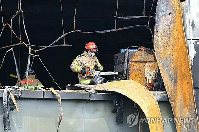 火災原因を調べるための現場検証が行われている＝２５日、華城（聯合ニュース）