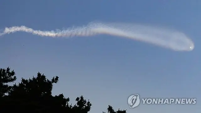 韓国北西部・仁川の大延坪島で確認された北朝鮮の弾道ミサイルとみられる飛翔（ひしょう）体＝２６日、延坪島（聯合ニュース）