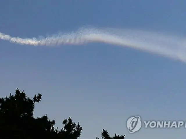 韓国北西部・仁川の大延坪島で確認された北朝鮮の弾道ミサイルとみられる飛翔（ひしょう）体＝２６日、延坪島（聯合ニュース）