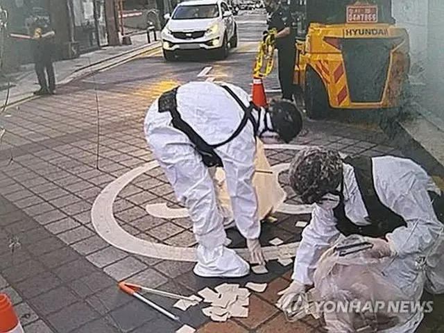 ソウル市内で見つかった北朝鮮の汚物風船の中身を回収している（合同参謀本部提供）＝２５日、ソウル（聯合ニュース）