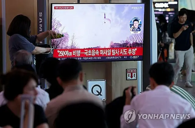 ソウル駅に設置されたテレビで北朝鮮の弾道ミサイル発射関連ニュースを見守る市民ら＝２６日、ソウル（聯合ニュース）