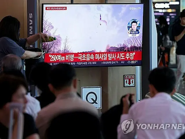 ソウル駅に設置されたテレビで北朝鮮の弾道ミサイル発射関連ニュースを見守る市民ら＝２６日、ソウル（聯合ニュース）