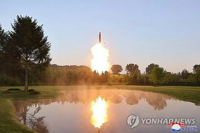 北朝鮮の朝鮮中央通信は、ミサイル総局が弾頭の分離・誘導実験に成功したと報じた＝（朝鮮中央通信＝聯合ニュース）≪転載・転用禁止≫