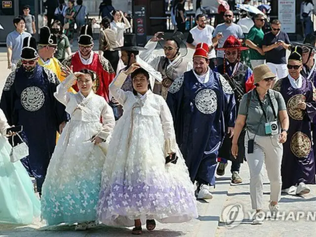 伝統衣装の韓服を着て観光する外国人客（資料写真）＝（聯合ニュース）