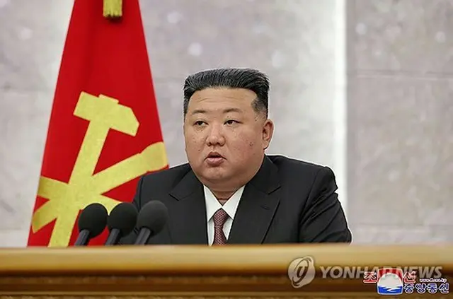 党中央委員会総会を主宰する金正恩氏＝（朝鮮中央通信＝聯合ニュース）≪転載・転用禁止≫